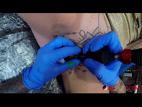 ❤️ Itin tatuiruota karšta Sully Savage gavo tatuiruotę ant savo klitorio ☑ Dulkinimasis prie mūsų ❌️